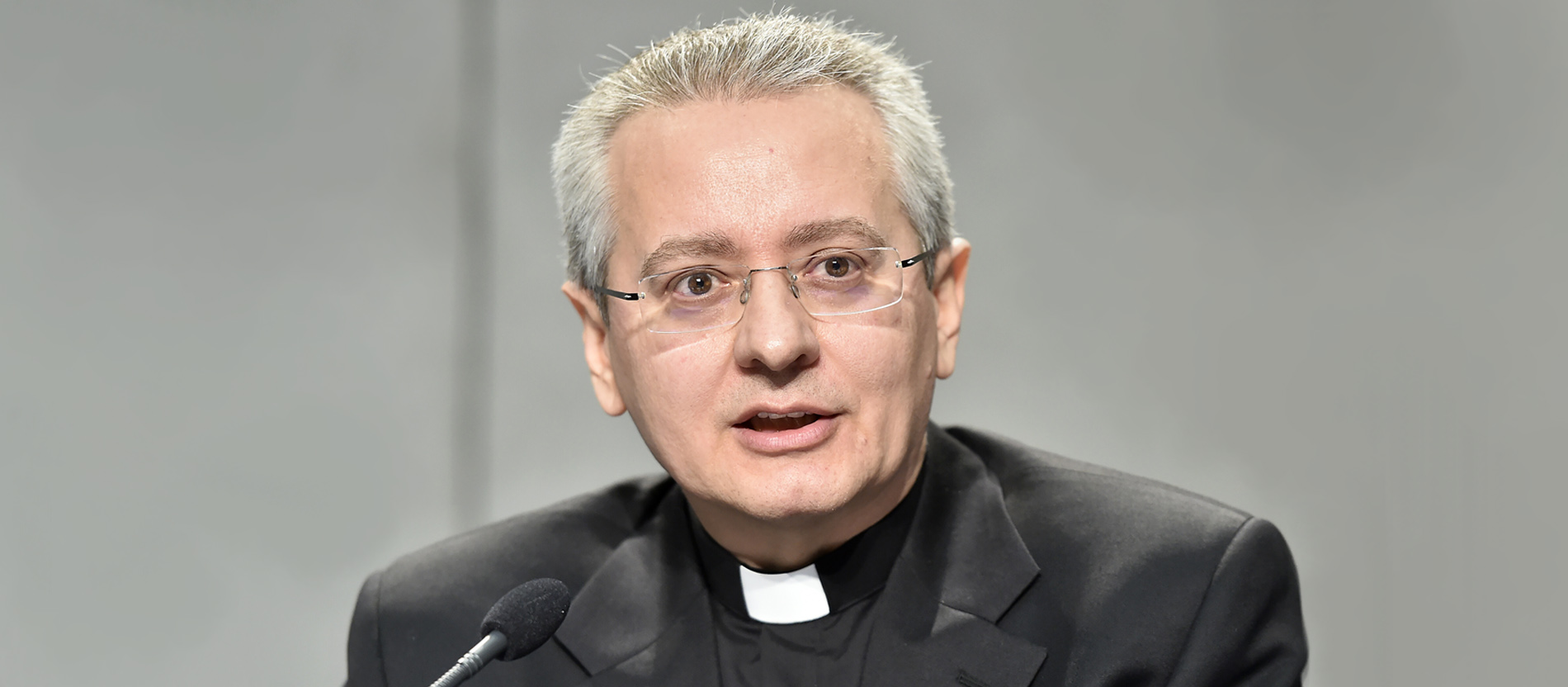 Zeremonienmeister: Diego Giovanni Ravell, geboren 1965 in Lazzate, Italien. Seit 2021 Zeremonienmeister des Papstes.
Der päpstliche Zeremonienmeister leitet das Amt für Liturgische Feiern des Papstes und  bereitet die liturgischen Feiern des Papstes im Vatikan wie im Ausland vor. Die Zeremoniare unterstützen den Papst – und gelegentlich Kardinäle – bei liturgischen Handlungen.