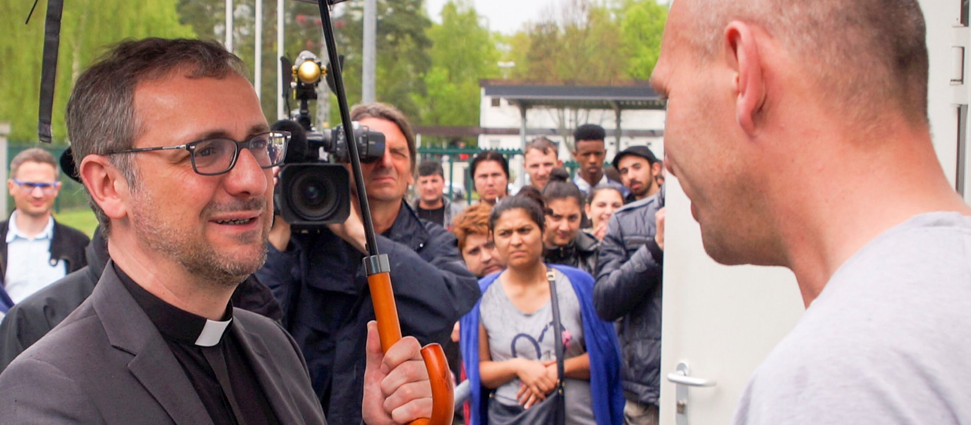 Erzbischof Stefan Heße im Gespräch mit einem Mann