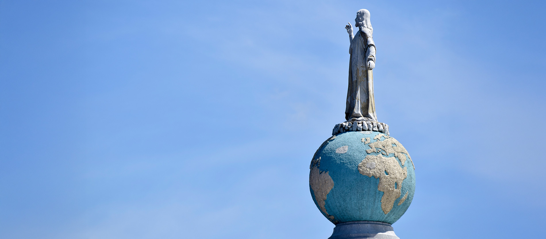 Das Denkmal von Jesus Christus auf einer Weltkugel
