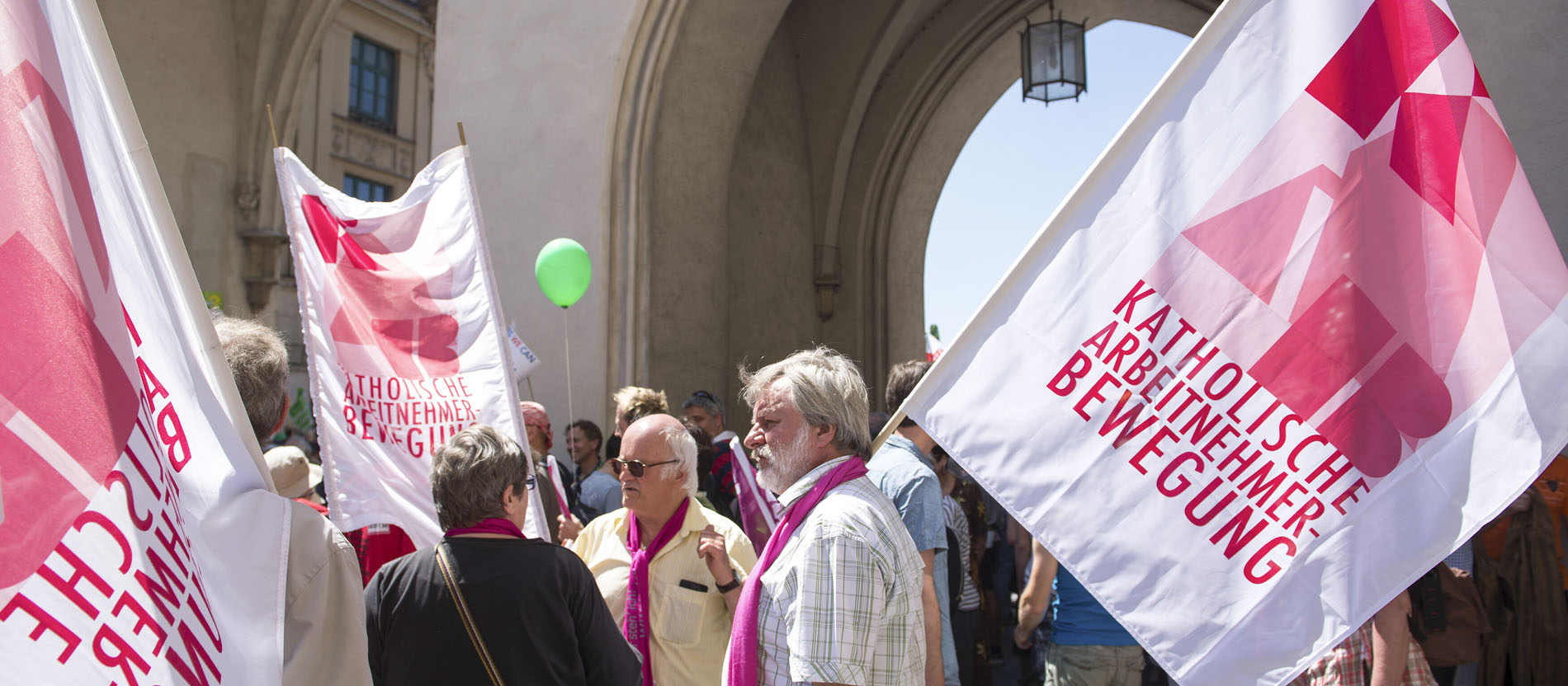 Flaggen der Katholischen Arbeitnehmer-Bewegung KAB
