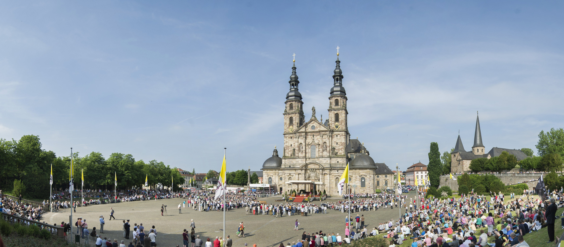 Der Domplatz in Fulda mit Pilgern