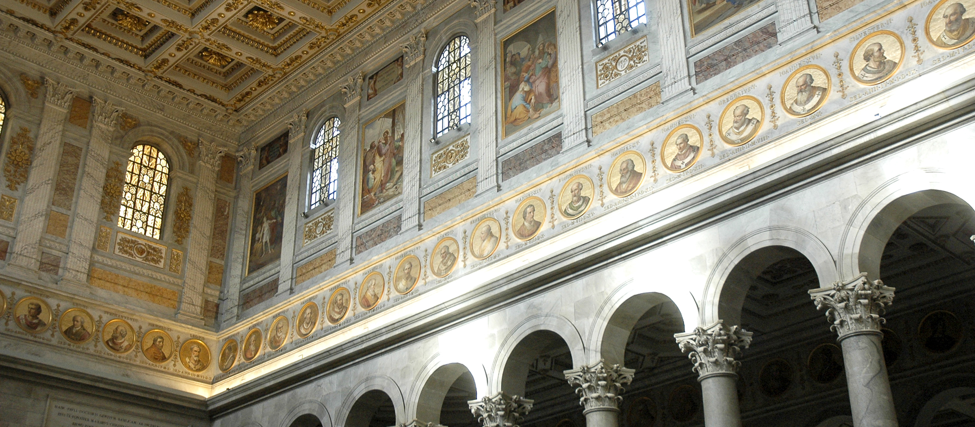 Medaillons verschiedener Päpste in der Kirche Sankt Paul vor den Mauern, eine der Papstbasiliken von Rom. Insgesamt sind 266. Päpste mit Porträts in dieser Kirche verewigt.
