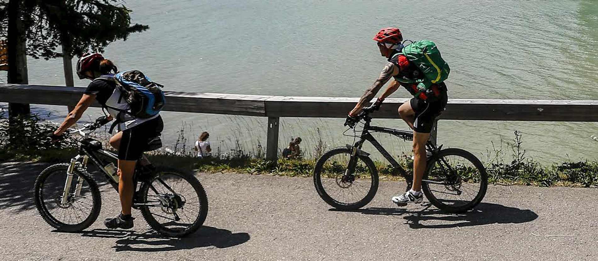 Fahrradfahrer vor dem Kirchturm im Reschensee.
