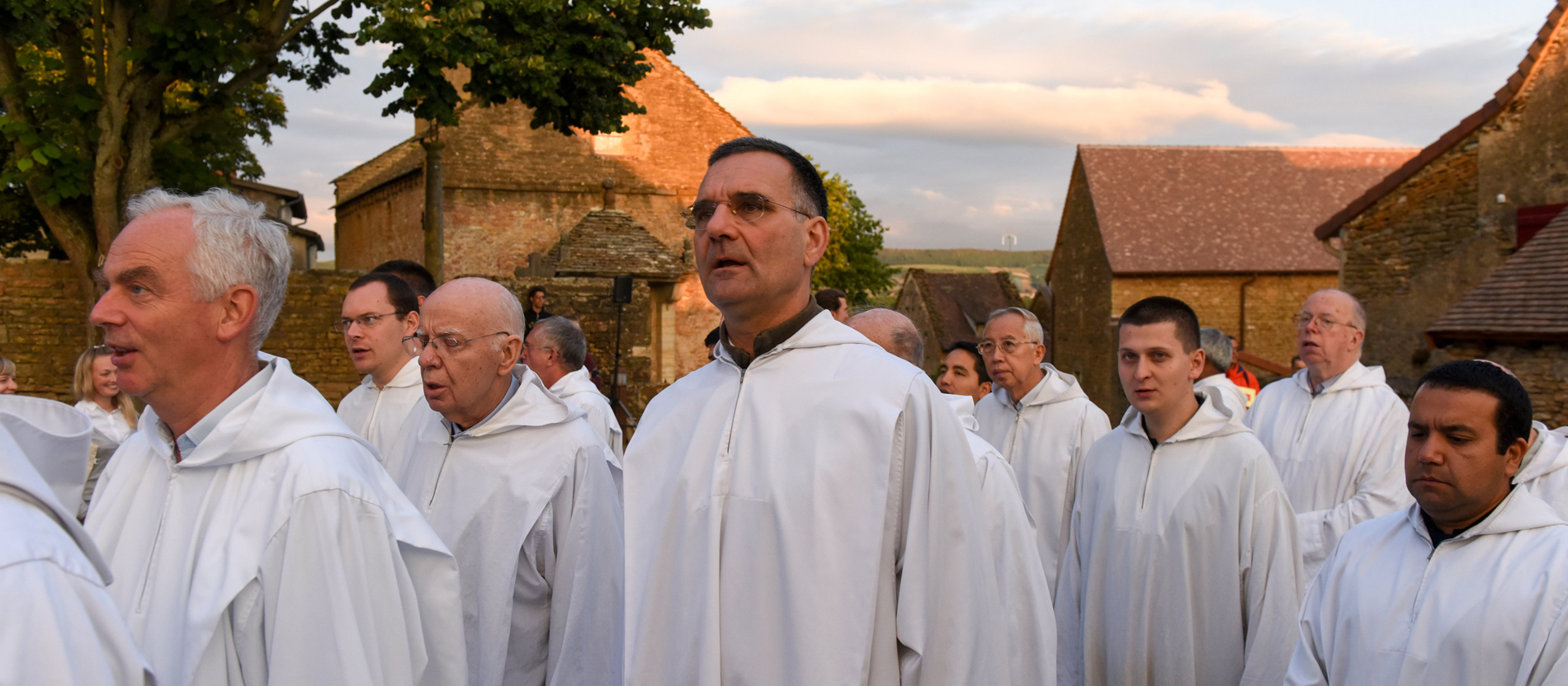 Nach dem Abendgebet ziehen die Brüder der Gemeinschaft von Taize in einer Prozession an der romanischen Kirche von Taize vorbei, der ersten Kapelle der Gemeinschaft und Friedhof der verstorbenen Brüder.