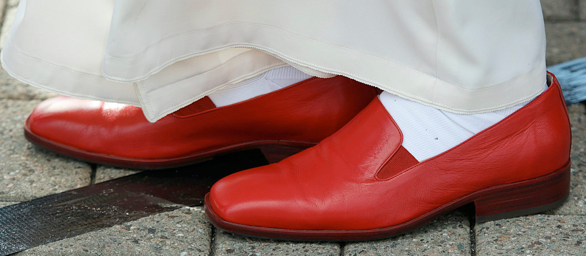 Die roten Papst-Schuhe von Benedikt XVI.