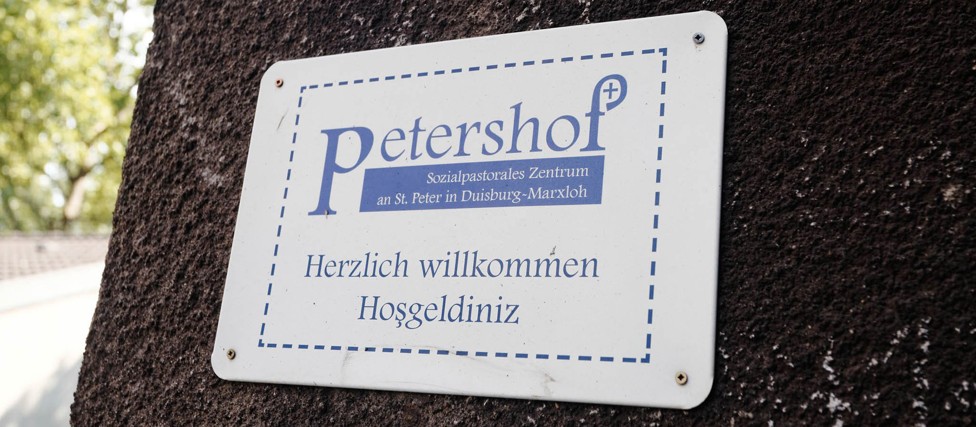 Schild mit der Aufschrift "Peterhof"