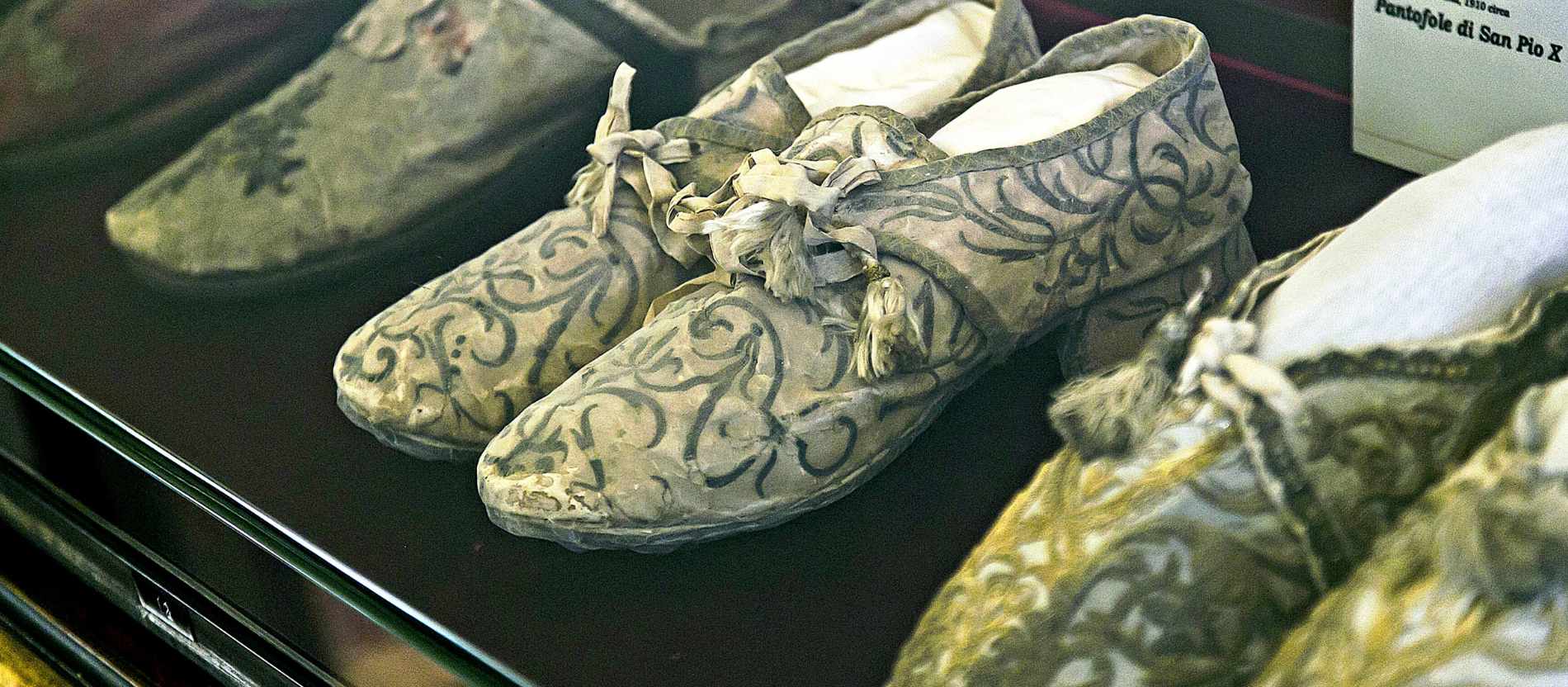 Auch Schuhe und andere Gegenstände vergangener Päpste können genau in Augenschein genommen werden.