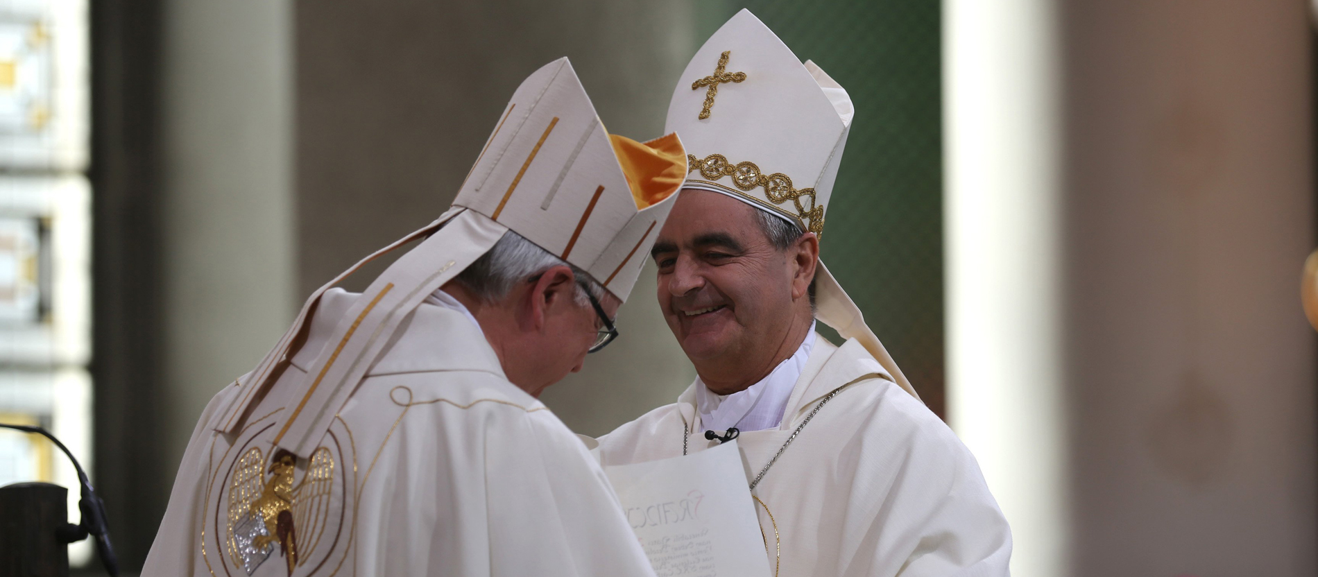 Als Gesandter des Papstes überbrachte der Apostolische Nuntius, Erzbischof Nikola Eterovic, die päpstliche Bulle. Mit dieser eigenhändig signierten Urkunde ernannte Papst Franziskus den bisherigen Bischof von Dresden-Meißen, Heiner Koch, zum Erzbischof von Berlin. Nach alter Tradition übergab Koch die Bulle an das Domkapitel zur Verlesung und Prüfung der Echtheit.