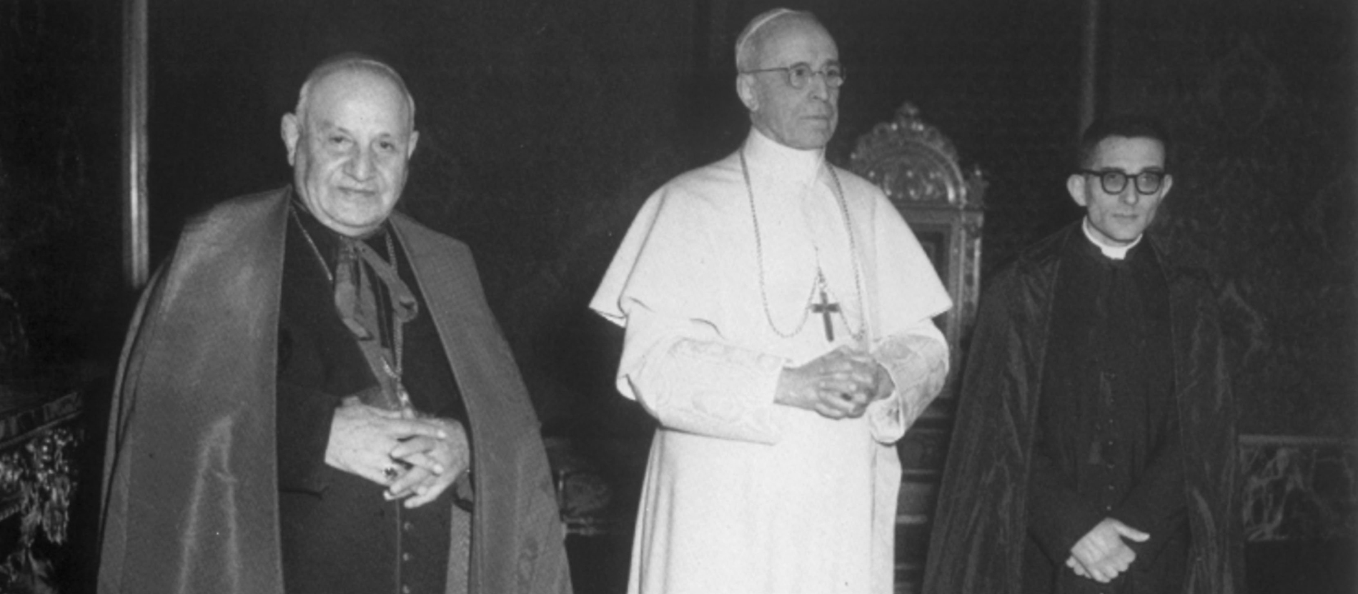 Papst Pius XII. empfängt Kardinal Angelo Roncalli mit seinem Sekretär Loris Francesco Capovilla am 27. März 1958.