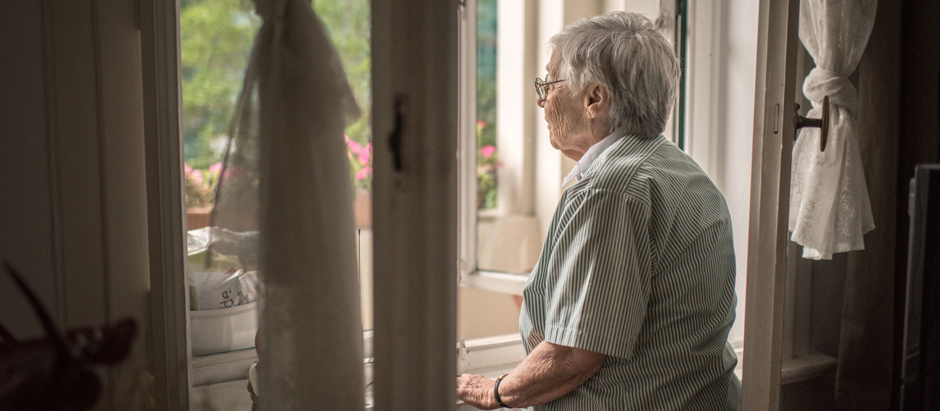 Seniorin am Fenster