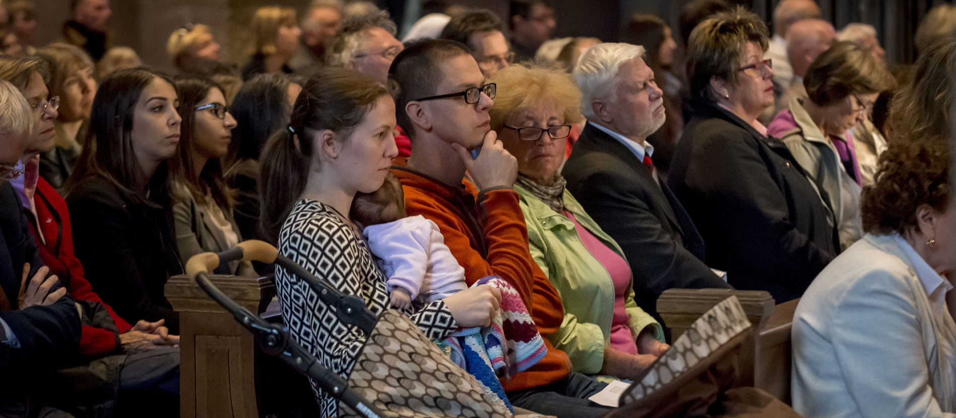 Gottesdienstbesucher im Mainzer Dom. 