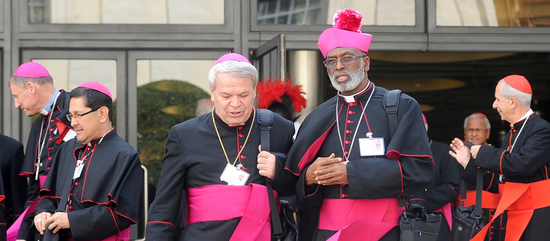 Die Synodenväter, Bischöfe und Kardinäle, nach der ersten Sitzung der Weltbischofssynode zu Ehe und Familie am 5. Oktober 2015 im Vatikan.