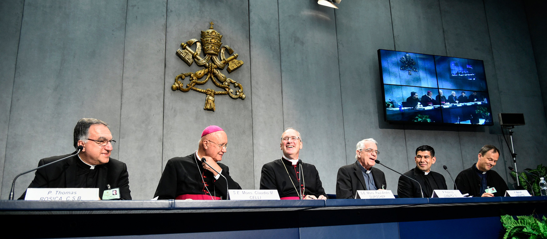 Im vatikanischen Pressesaal halten einige Bischöfe eine Pressekonferenz.