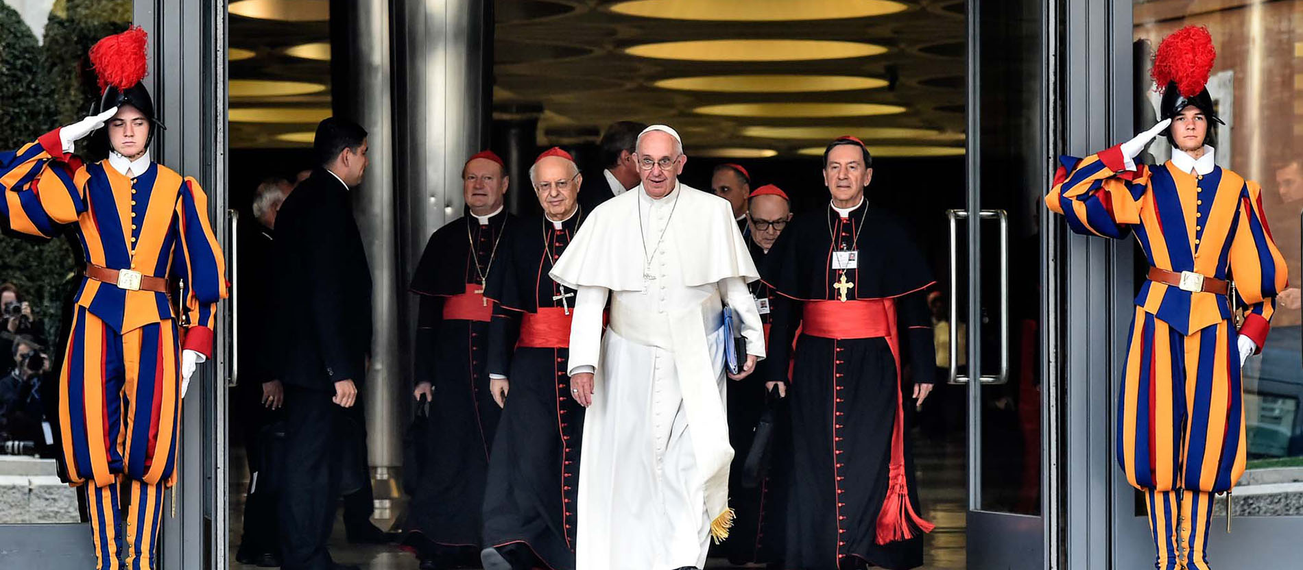Papst Franziskus verlässt die Synodenaula