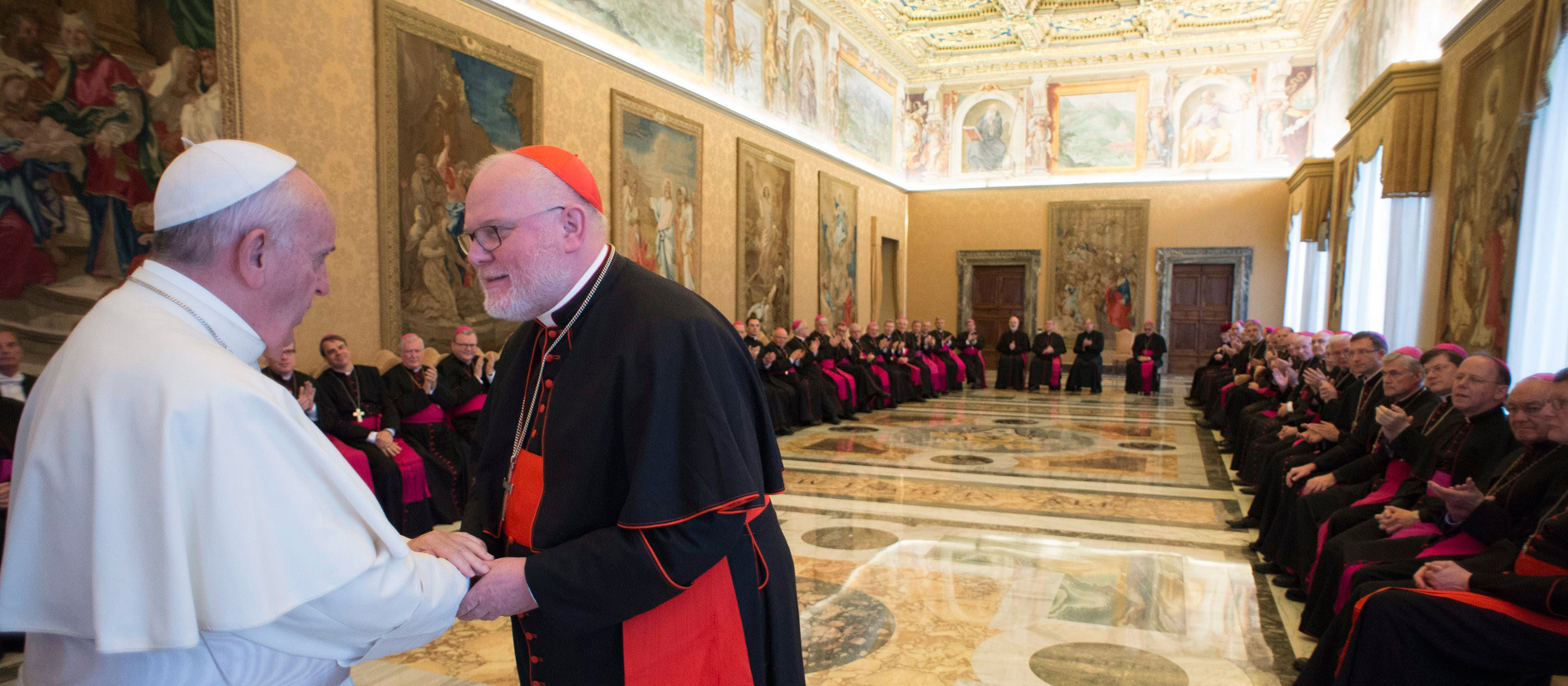 Papst Franziskus begrüßt den Vorsitzenden der Deutschen Bischofskonferenz, Kardinal Reinhard Marx, beim Abschluss des Ad-Limina-Besuchs der deutschen Bischöfe im November 2015.