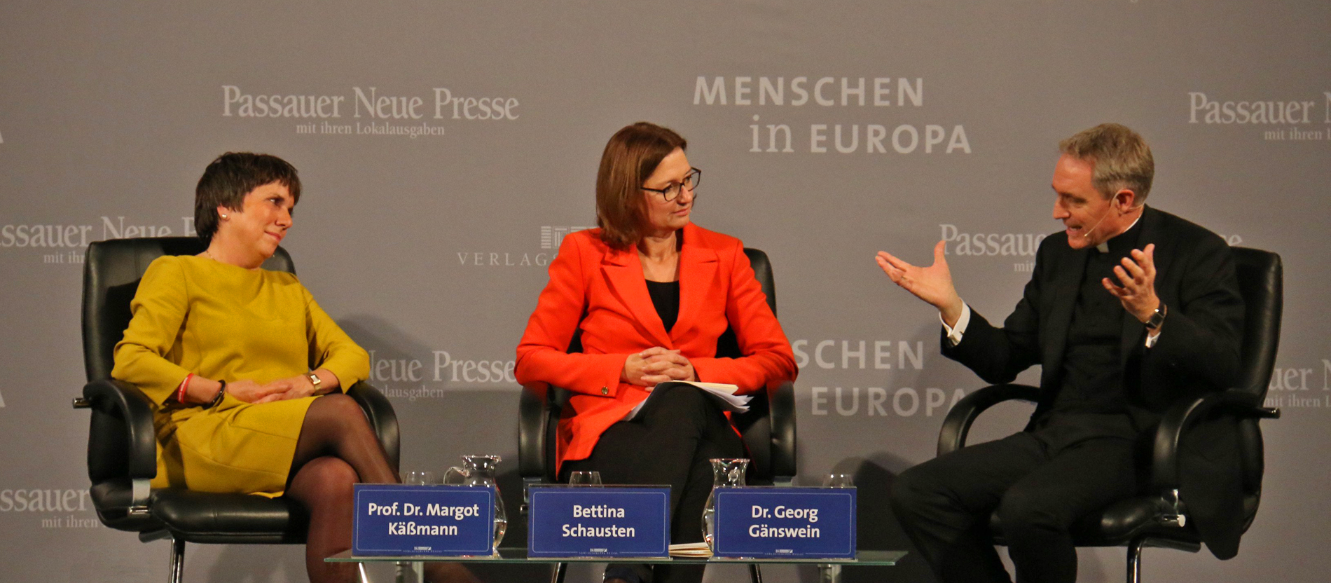 Georg Gänswein ist nicht nur Verwalter: Auch inhaltlich meldet er sich immer wieder zu Wort und nimmt streitbar an Debatten teil – hier 2015 bei einer Podiumsdiskussion mit Margot Käßmann.