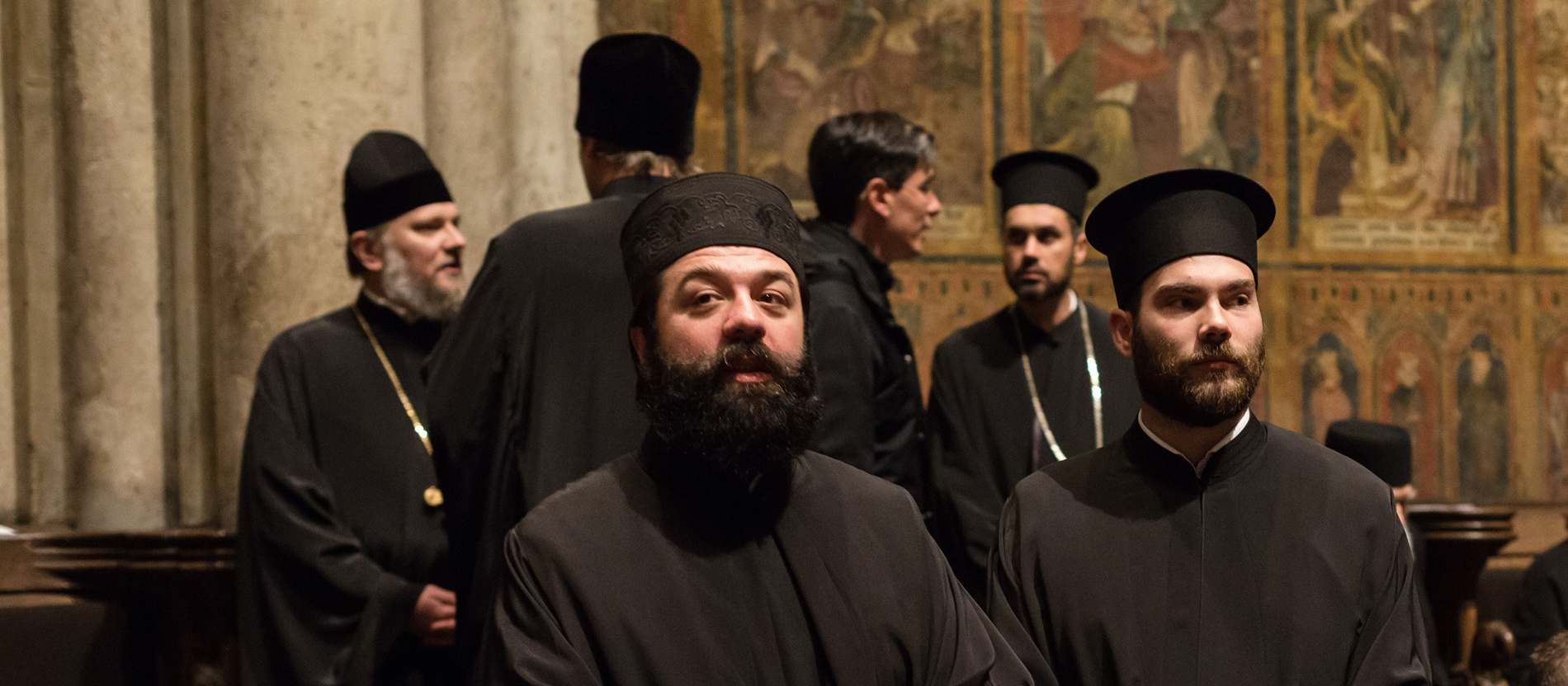 Orthodoxe Geistliche in einer Kirche