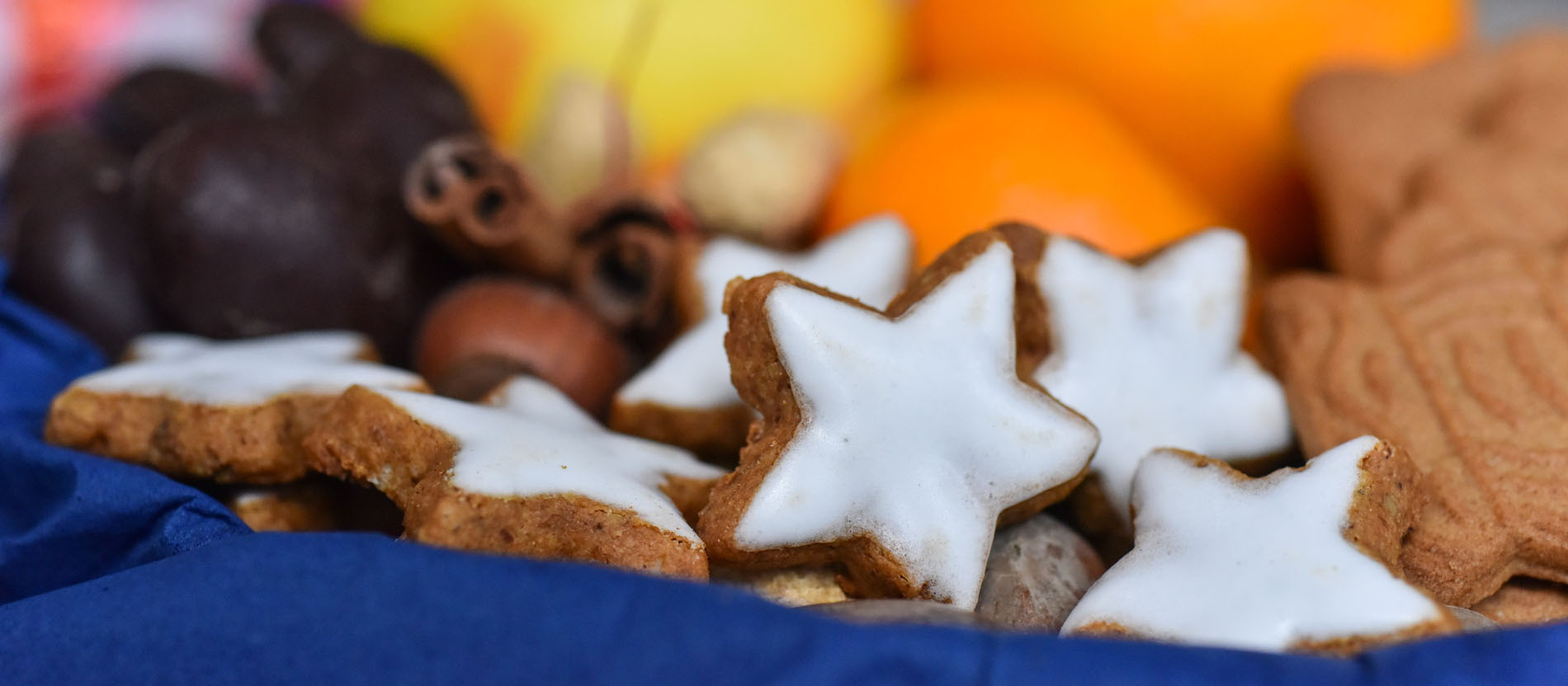 Zimtsterne auf einem Weihnachtsteller