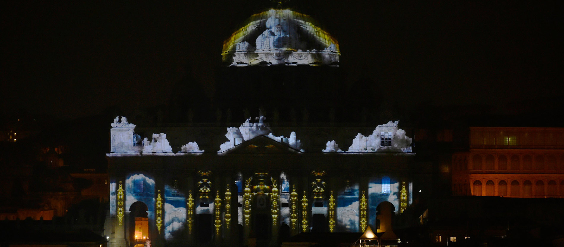 Der Petersdom wurde zur Eröffnung des Heiligen Jahres mit einer spektakulären Lichtshow illuminiert. 