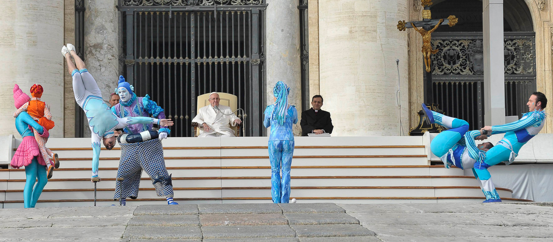 An die 100 Mitglieder des "Aquatic" Zirkus führen bei der Generalaudienz, auf dem Petersplatz am 27. Januar 2016, eine Vorführung für Papst Franziskus auf