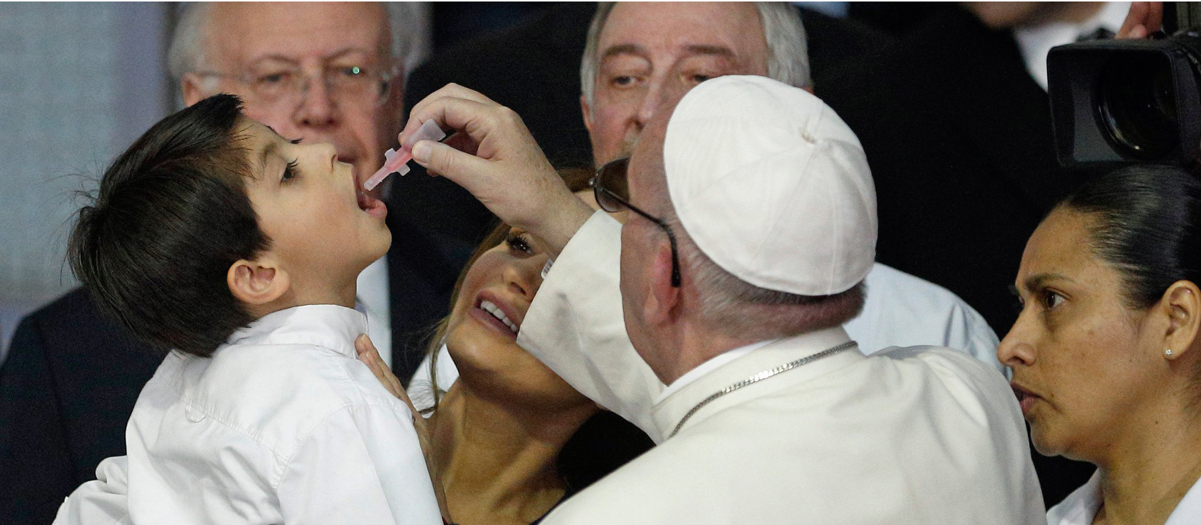 Papst impft Kind