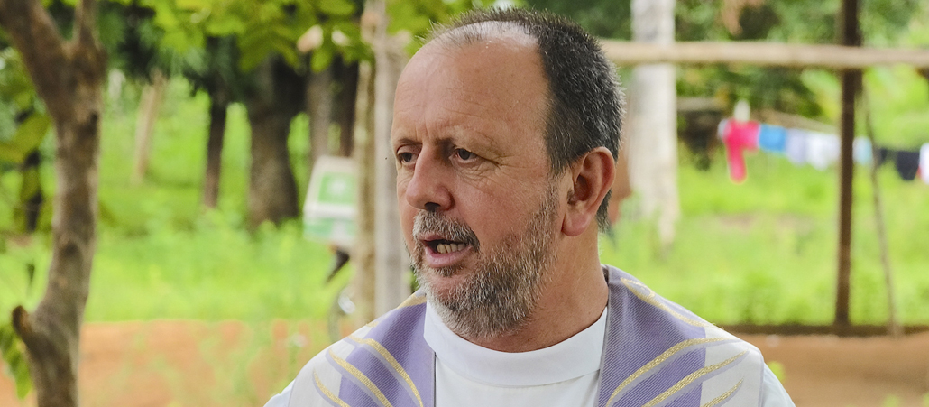Roque Paloschi, Erzbischof von Porto Velho und Präsident des Indigenen-Missionsrats der Brasilianischen Bischofskonferenz (CIMI), besucht das Volk der Tenharin-Indigenen im südlichen Amazonas.