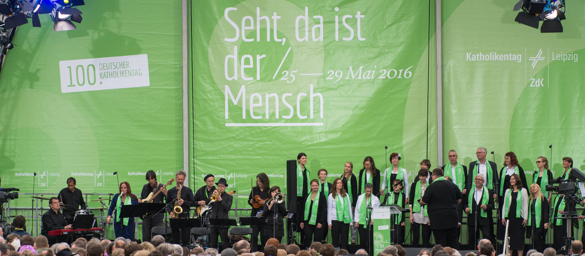 Die Bühne mit einem Chor und einem Orchester auf der Eröffnungsparty zum 100. Deutschen Katholikentag auf dem Markt in Leipzig am 25. Mai 2016.