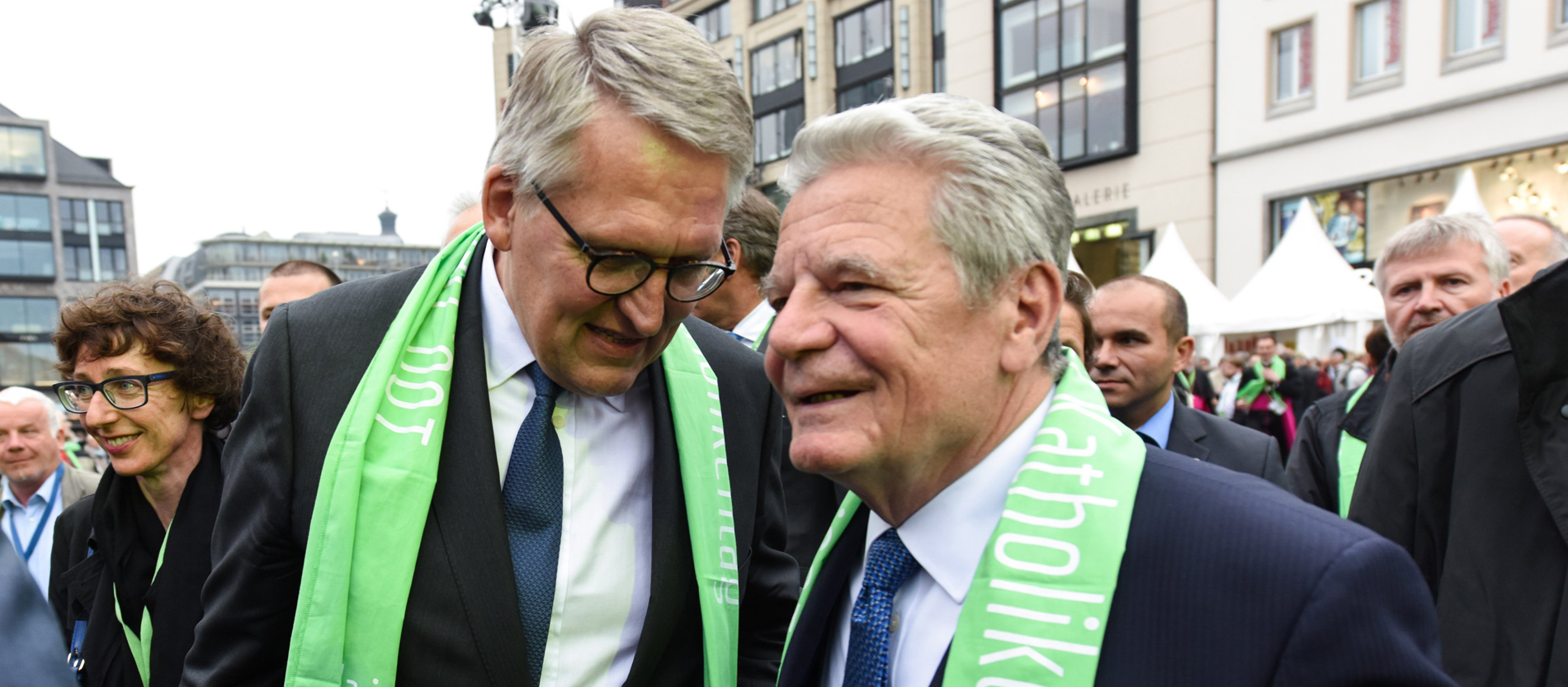 Thomas Sternberg, Präsident des Zentralkomitees der deutschen Katholiken (li.) und Bundespräsident Joachim Gauck (re.) unterhalten sich beim Katholikentag.