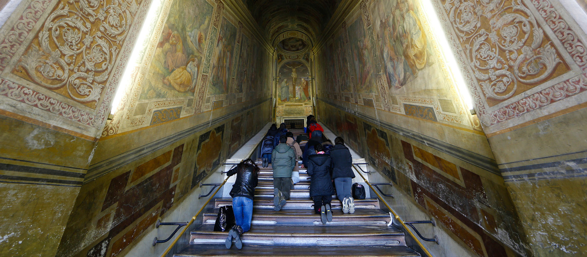 Die Heilige Stiege in Rom: Pilger besteigen sie auf Knien