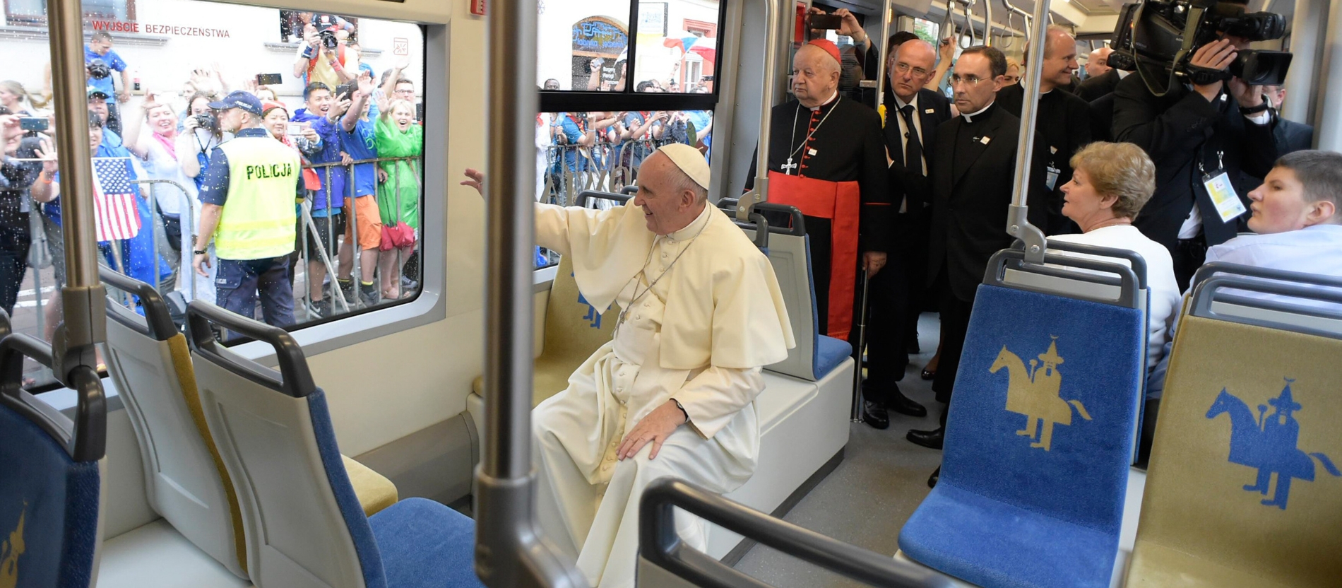 Papst Franziskus fährt am 28. Juli 2016 mit der Straßenbahn durch Krakau.