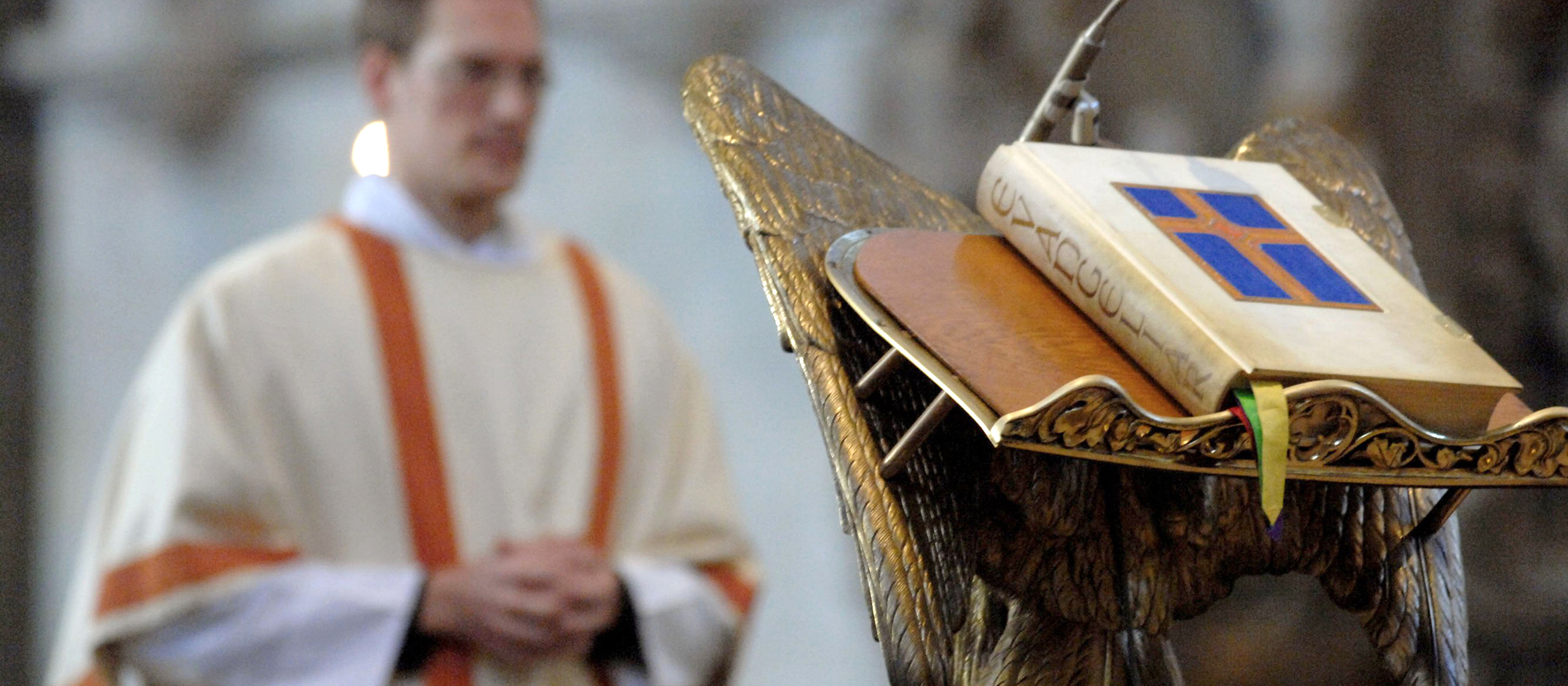 Das Evangeliar auf dem Ambo, im Hintergrund ein Diakon direkt nach der Weihe in seinem neuen Gewand.