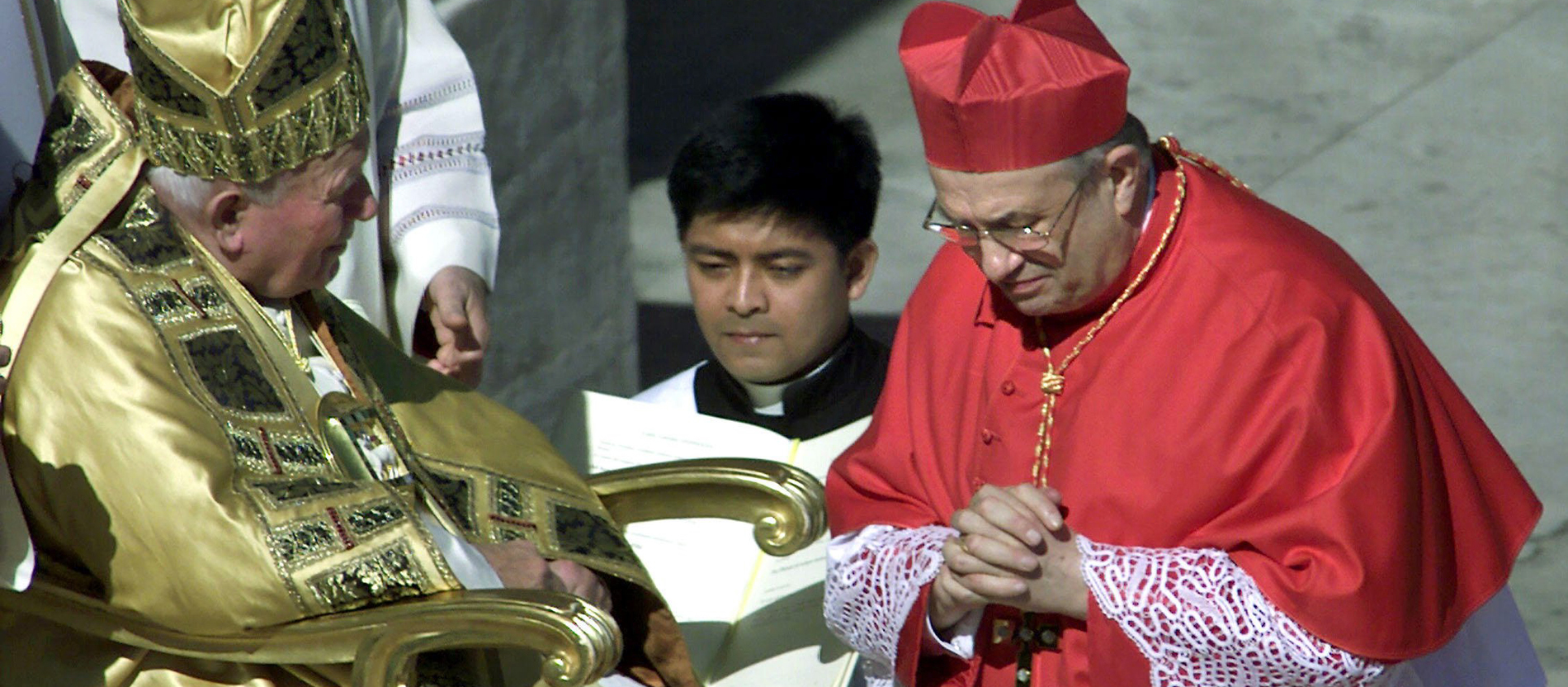 Konsistorium zur Erhebung von Kardinälen am 21. Februar 2001: Papst Johannes Paul II. überreicht Karl Lehmann das rote Birett - für manche überraschend wegen der Meinungsverschiedenheiten mit Rom, etwa bei der Schwangerschaftskonfliktberatung und der Zulassung wiederverheirateter Geschiedener zur Kommunion.