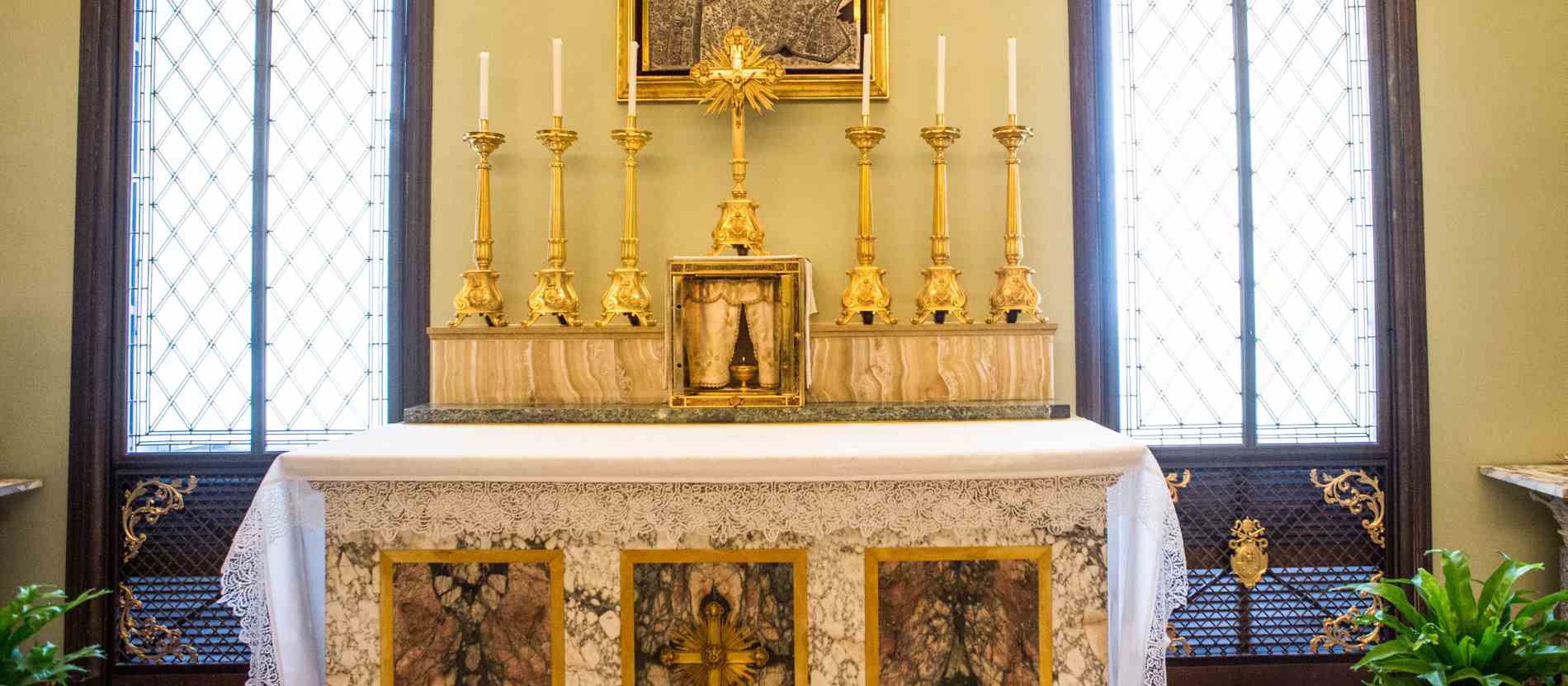Neben Schlafen und Arbeiten gehört auch das Gebet zum Alltag. Die Privatgemächer der Päpste in Castel Gandolfo verfügen darum auch über eine eigene Kapelle. Wenn Sie nun das Innere des Palastes gesehen haben, sollten Sie im Anschluss die Gärten des Anwesens nicht verpassen. Also: Auf geht's nach draußen. 