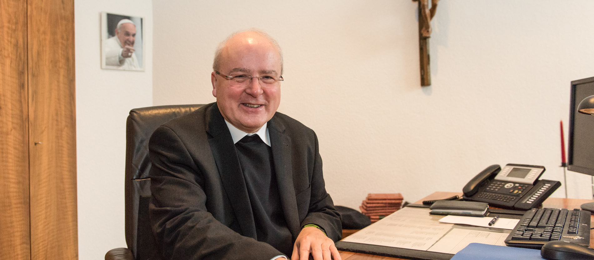 Theo Paul, Generalvikar im Bistum Osnabrück, sitzt an seinem Schreibtisch