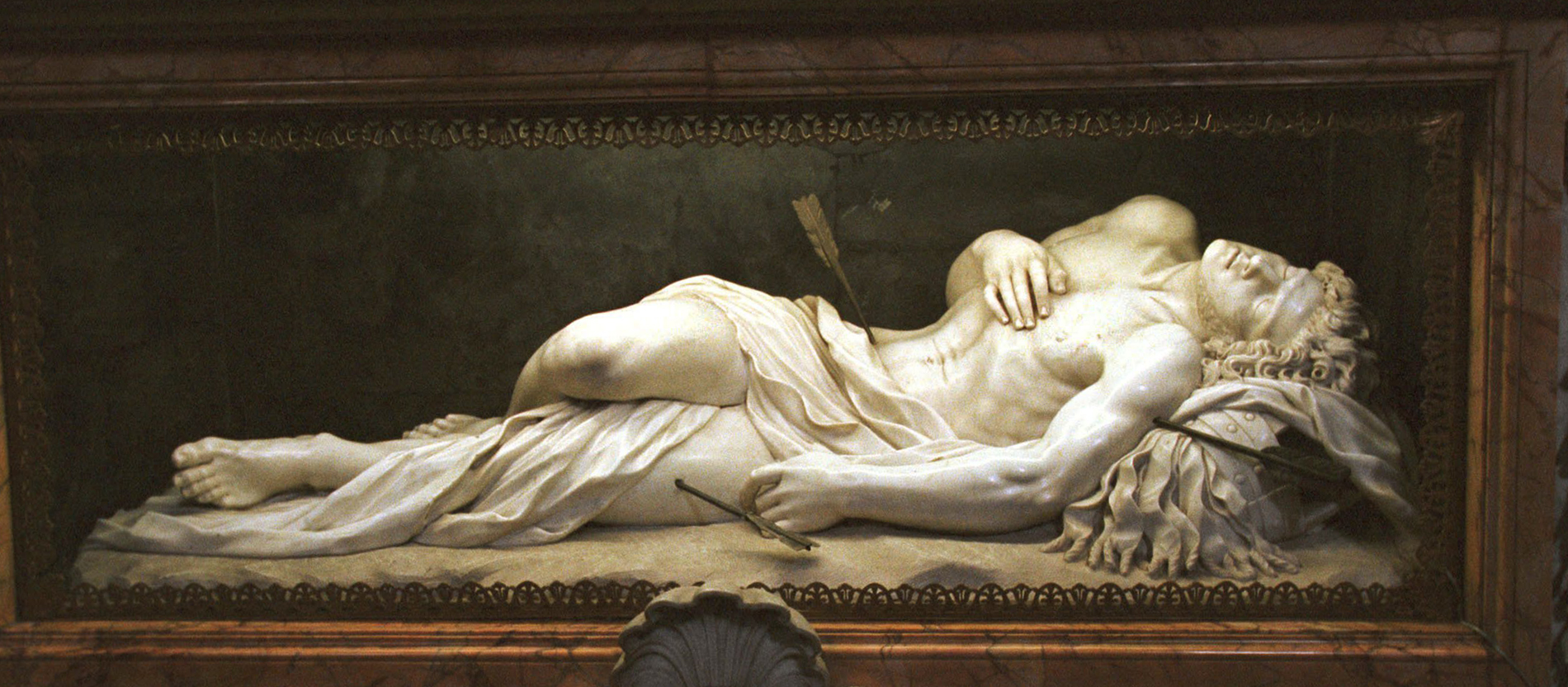 Die liegende Statue des verwundeten Sebastian birgt eine Kostbarkeit: In dem Schrein befinden sich die Reliquien des Märtyrers.