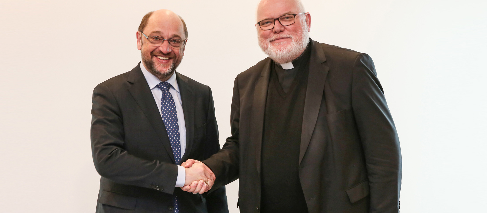 Der SPD-Vorsitzende Martin Schulz und Kardinal Reinhard Marx geben sich die Hand.