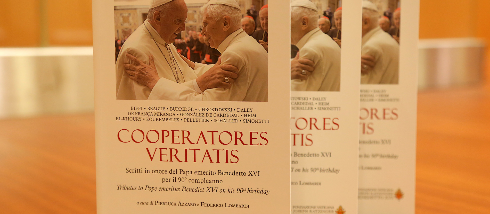 Das Cover des Buches "Mitarbeiter der Wahrheit" zum 90. Geburtstag von Benedikt XVI.