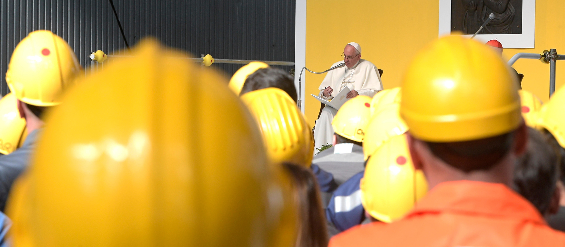 Papst Franziskus spricht am 27. Mai 2017 zu Arbeitern in einem Stahlwerk in Genua.