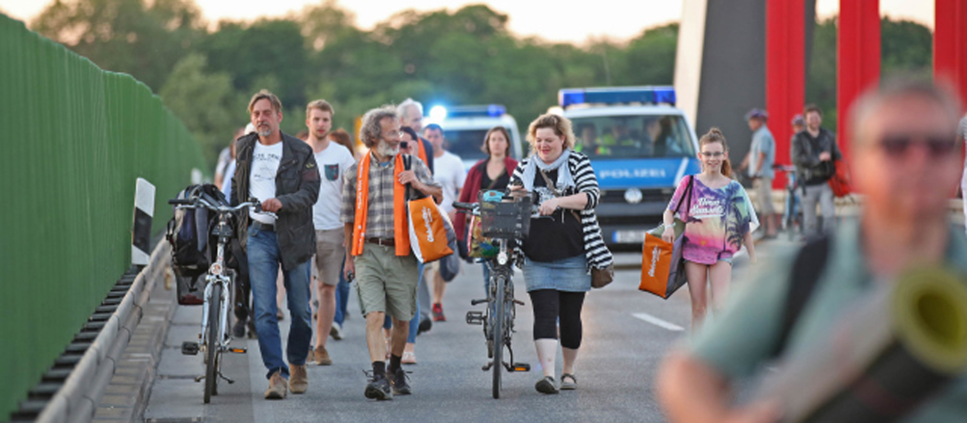 Menschen auf dem Weg zum Festgelände der "Nacht der Lichter" in Wittenberg beim Evangelischen Kirchentag.