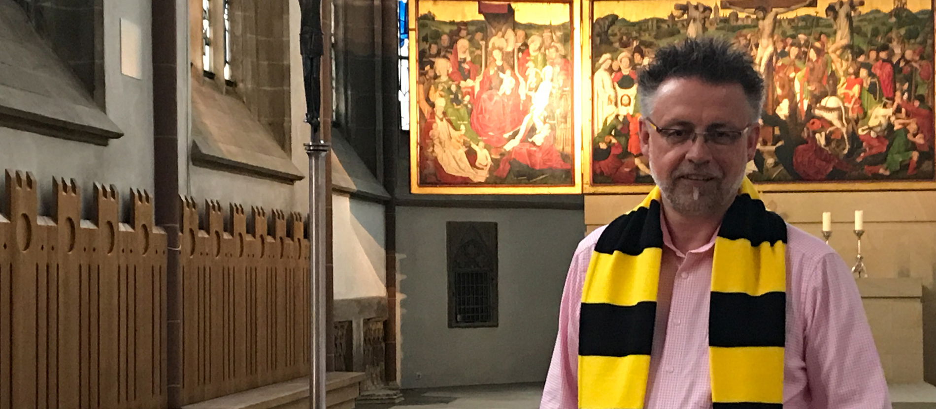 Pallottinerpater Siegfried Modenbach Leiter des Katholischen Forums Dortmund und glühender Fan von Borussia Dortmund.