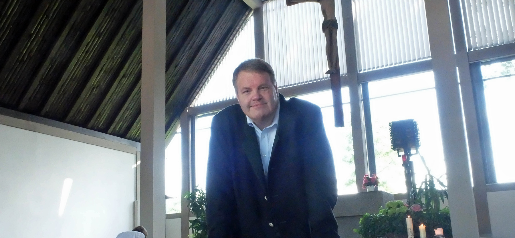 Pater Wolfram Hoyer in der Autobahnkirche Adelsried