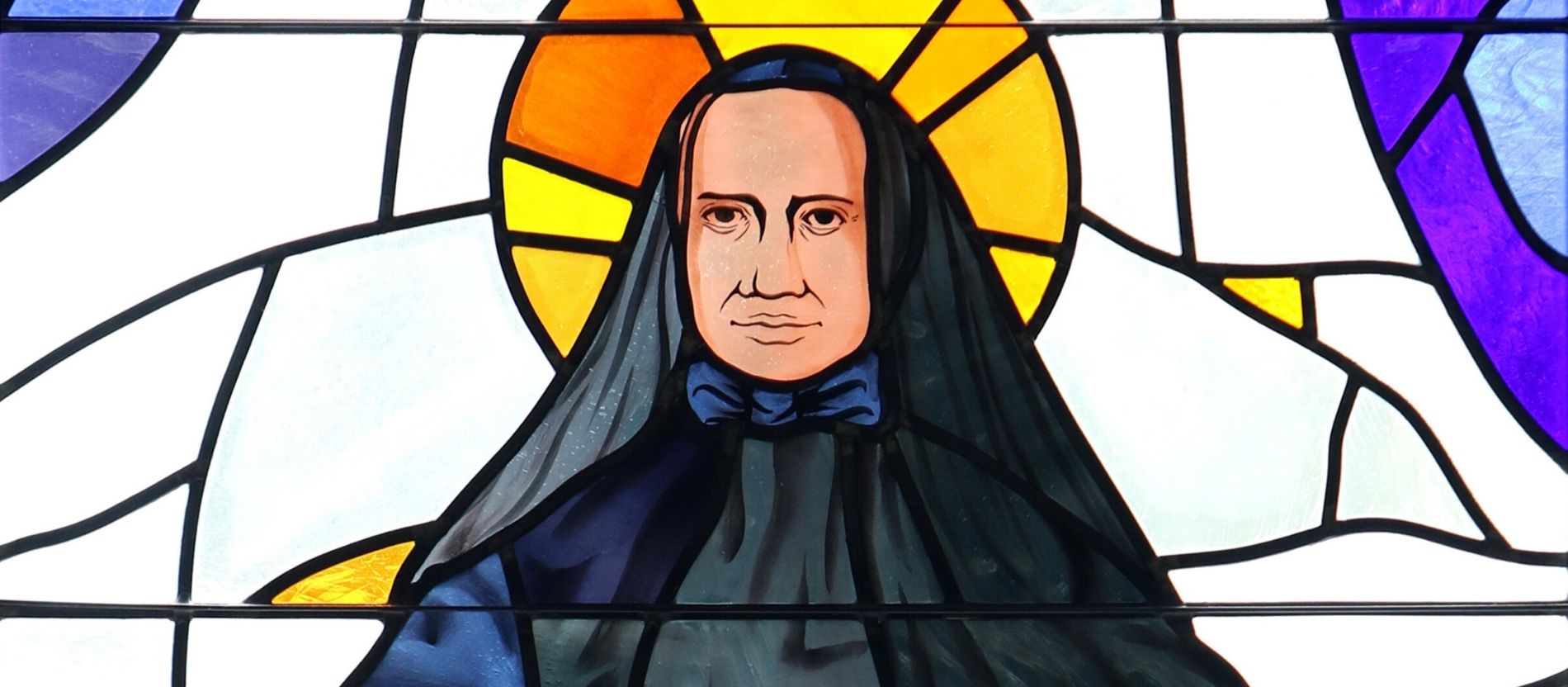 Ein Glasfenster zeigt die heilige Franziska Xaviera Cabrini