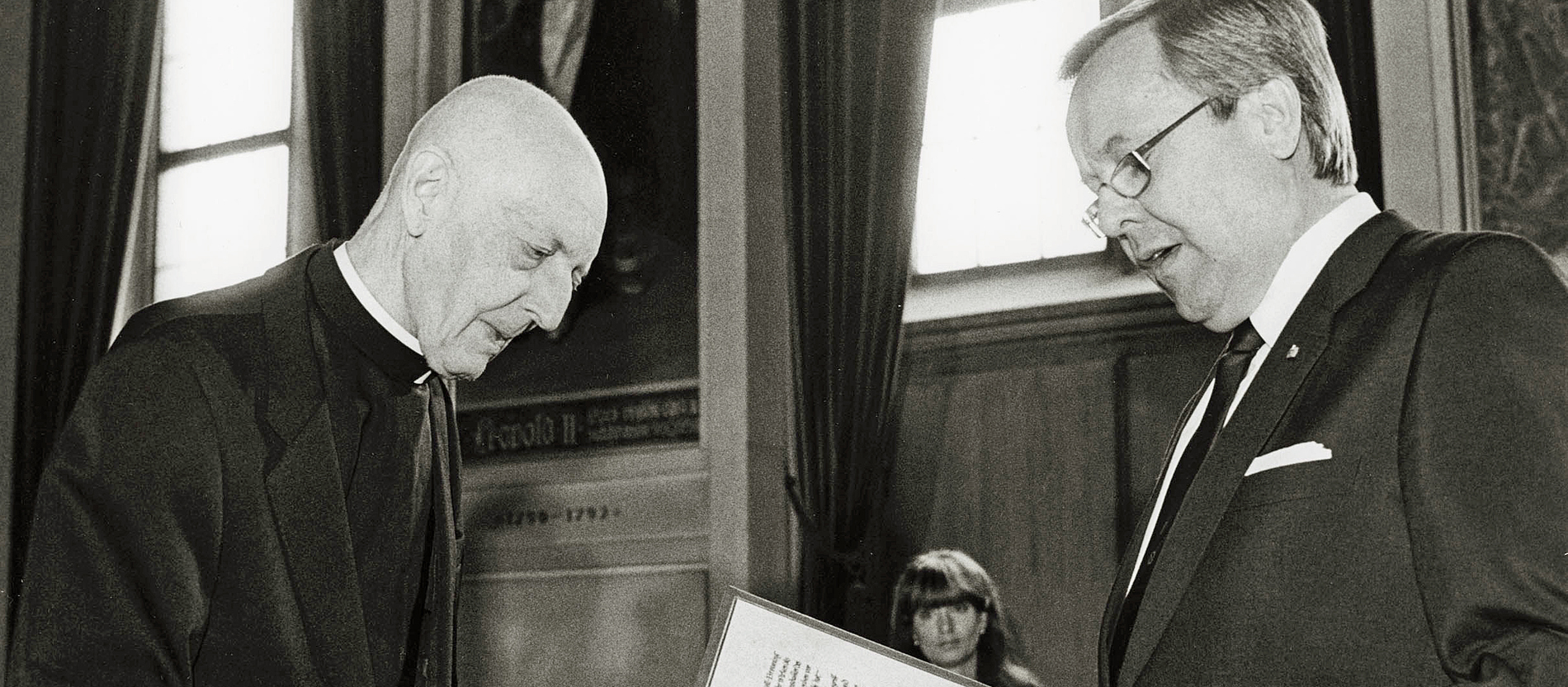 Oberbürgermeister Walter Wallmann (r.) verleiht Pater Oswald von Nell-Breuning (l.) das Ehrenbürgerrecht der Stadt Frankfurt am 10. Oktober 1983 im Kreissaal des Frankfurter Römers.