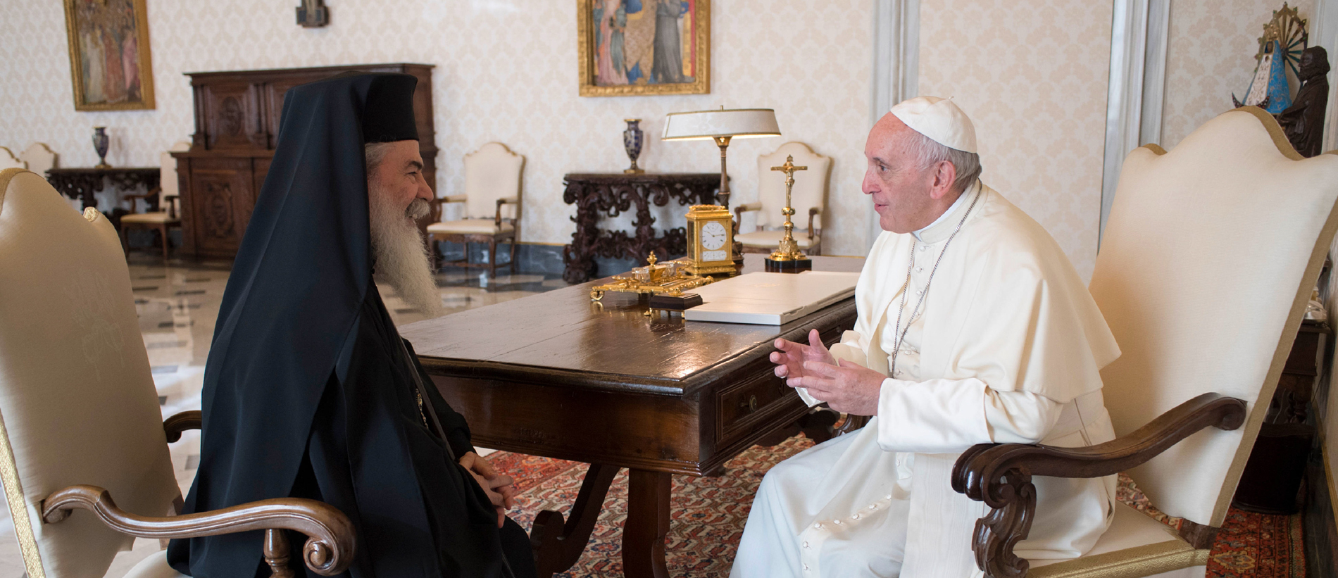 Der griechisch-orthodoxen Patriarch Theophilos III. von Jerusalem und Papst Franziskus.