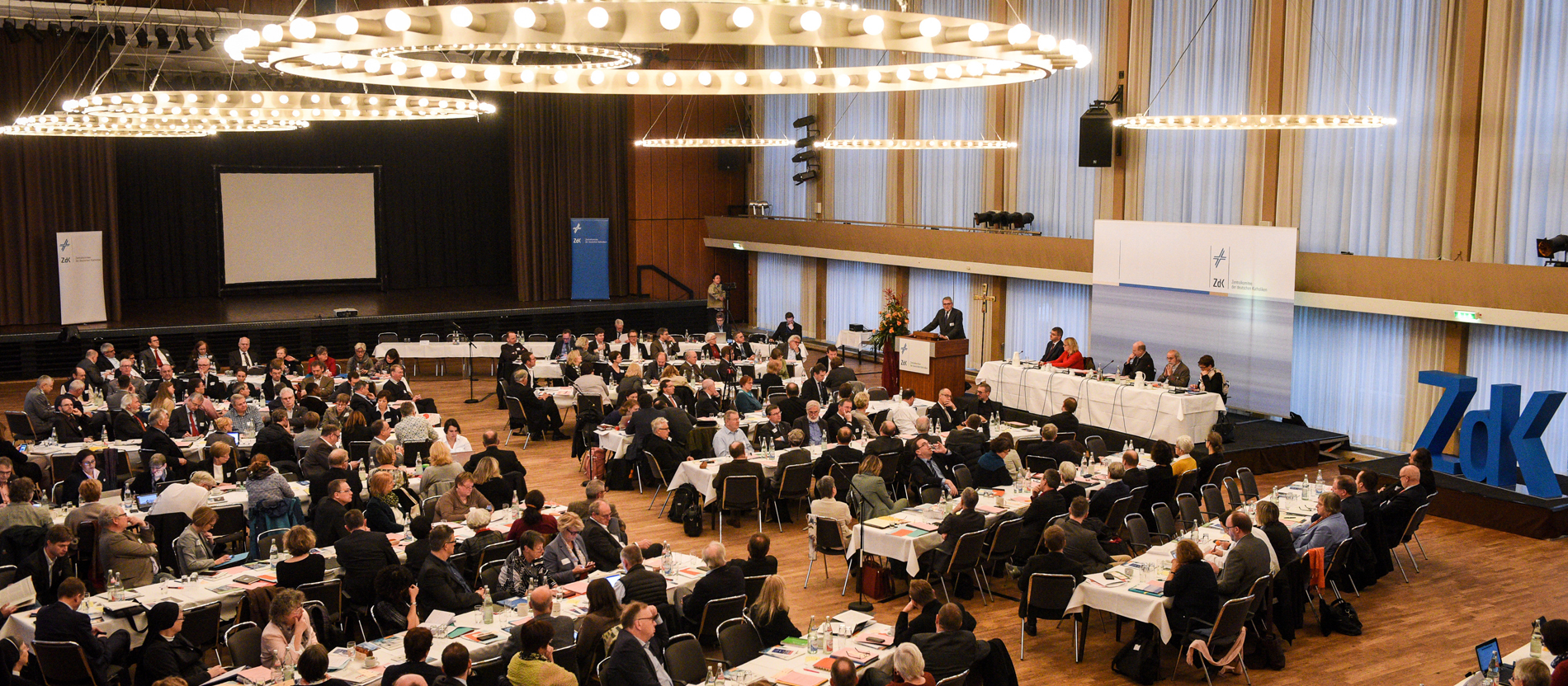 Eine Aufsicht auf die Vollversammlung des Zentralkomitees deutscher Katholiken in einem großen Saal.