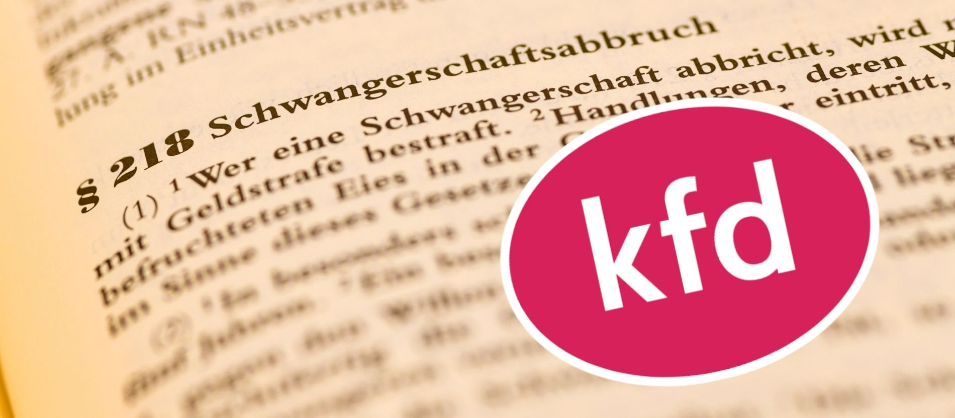 Eine Montage von einem Foto einer Seite mit dem Gesetzestext des Paragrafen 218 und dem Logo der kfd