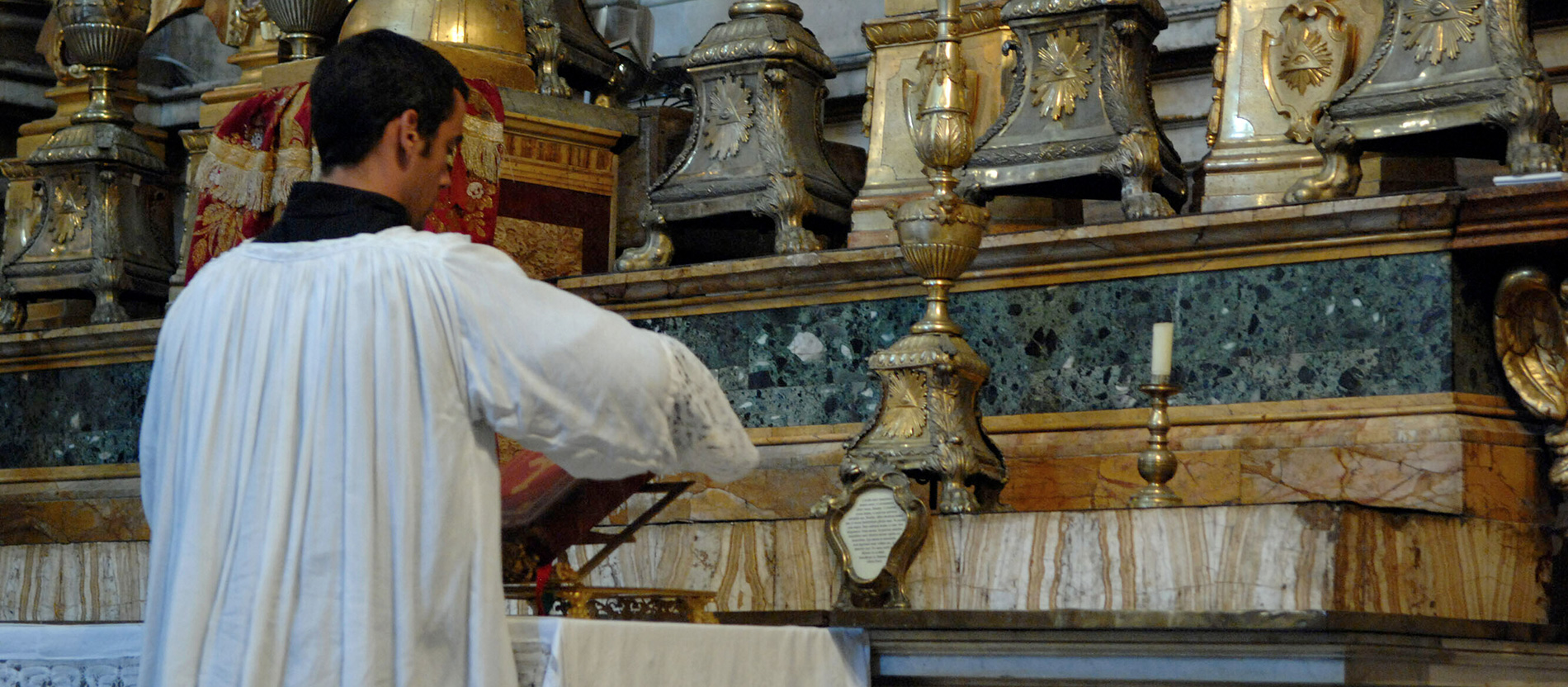 Ein Ministrant in einer Messe in der vorkonziliaren Form