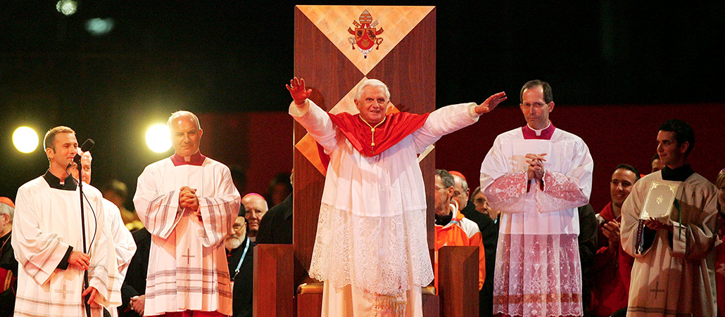 Das Rochett ist ein knielanges, häufig spitzenbesetztes weißes Übergewand, das Geistliche als Teil der Chorkleidung tragen. Der Priester trägt Soutane, Rochett und Stola bei allen nichteucharistischen Gottesdiensten, also zum Beispiel bei Andachten und Prozessionen. Messdiener tragen zumeist Talar und Rochett. Auf dem Bild ist der emeritierte Papst Benedikt XVI. mit einem Rochett zu sehen.