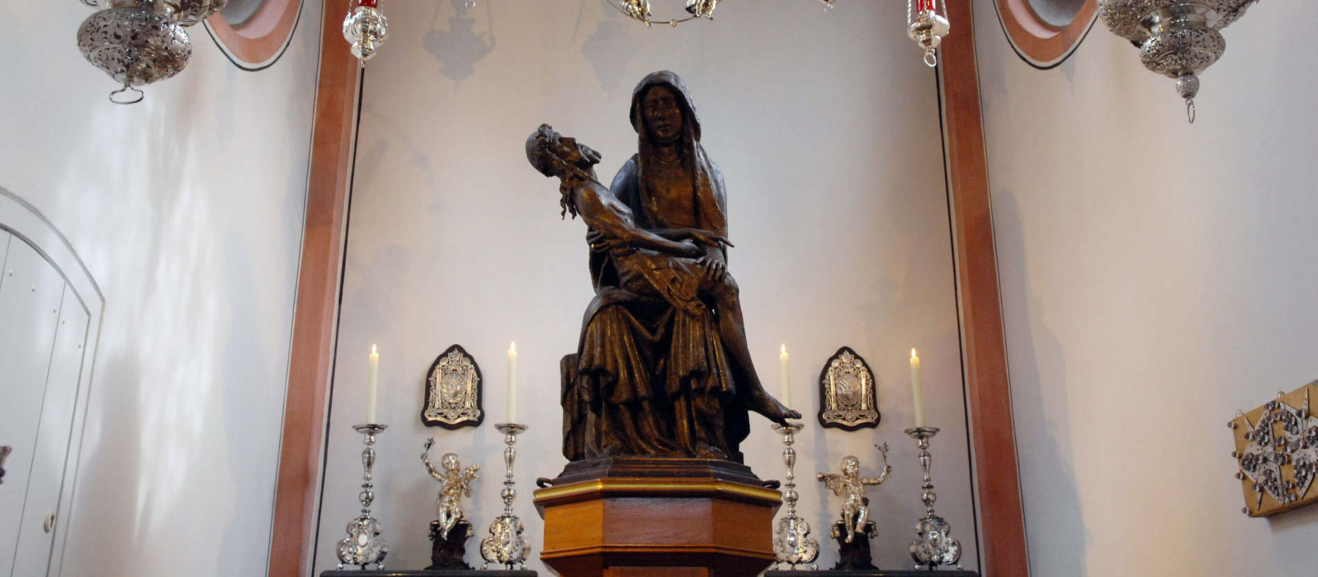 Das aus Lindenholz geschnitzte Gnadenbild der Gottesmutter Maria mit dem Leichnam Jesu in der Gnadenkapelle von Telgte.