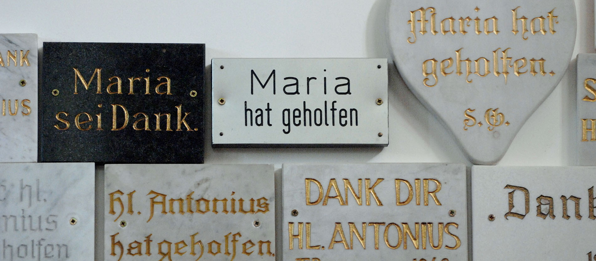 Danktafeln in der Wallfahrtskirche Maria Heimsuchung in Klausen